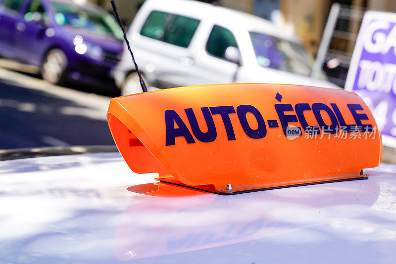 Auto ecole的法文意思是驾驶学校的标志写在教育学习汽车的车顶上